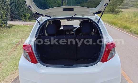 Oofamaa Toyota Vitz White Makiinaa iti Nairobi keessatti Nairobi keessatti Oofamaa Toyota Vitz White Makiinaa iti Nairobi keessatti Nairobi keessatti