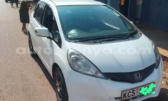 Oofamaa Honda Fit White Makiinaa iti Nairobi keessatti Nairobi keessatti