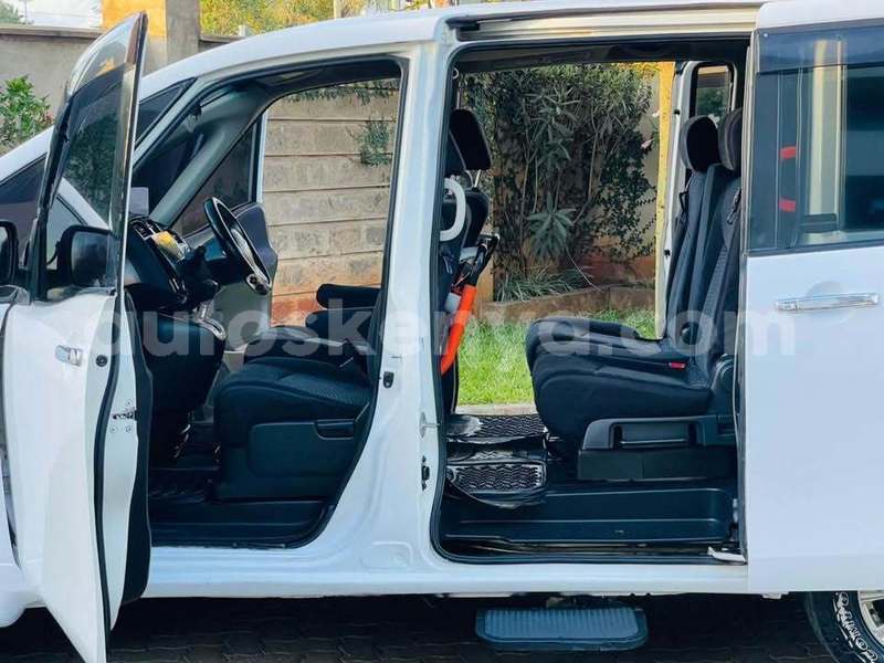 Big with watermark nissan serena nairobi nairobi 28458