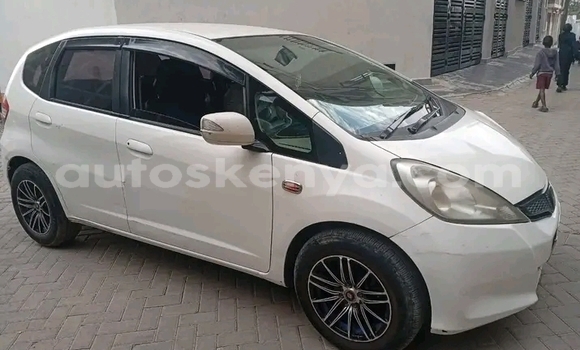 Nunua Ilio tumika Honda Fit Nyeupe Gari ndani ya Gazi nchini Pwani Nunua Ilio tumika Honda Fit Nyeupe Gari ndani ya Gazi nchini Pwani