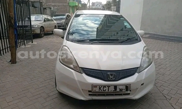 Nunua Ilio tumika Honda Fit Nyeupe Gari ndani ya Gazi nchini Pwani Nunua Ilio tumika Honda Fit Nyeupe Gari ndani ya Gazi nchini Pwani