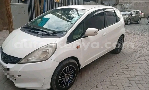 Nunua Ilio tumika Honda Fit Nyeupe Gari ndani ya Gazi nchini Pwani Nunua Ilio tumika Honda Fit Nyeupe Gari ndani ya Gazi nchini Pwani