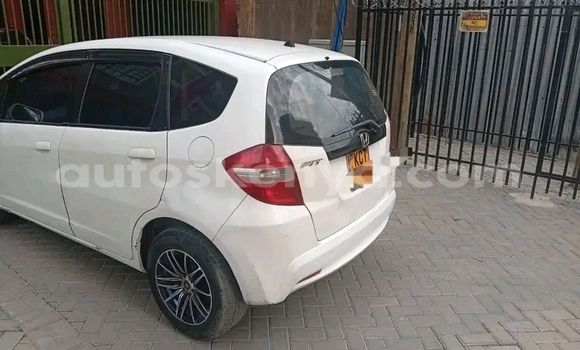 Nunua Ilio tumika Honda Fit Nyeupe Gari ndani ya Gazi nchini Pwani Nunua Ilio tumika Honda Fit Nyeupe Gari ndani ya Gazi nchini Pwani