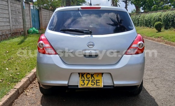 Oofamaa Nissan tiida Silver Makiinaa iti Kiambu keessatti Central Kenya keessatti Oofamaa Nissan tiida Silver Makiinaa iti Kiambu keessatti Central Kenya keessatti