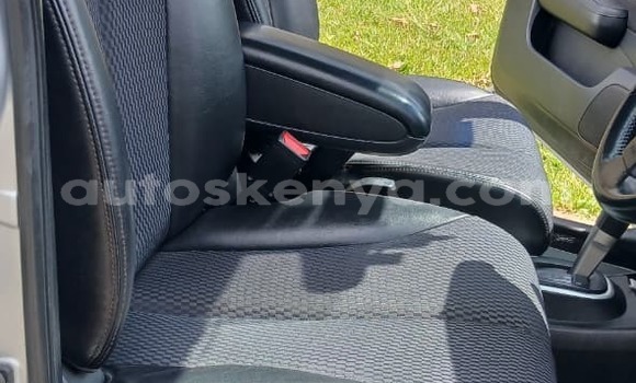 Oofamaa Nissan tiida Silver Makiinaa iti Kiambu keessatti Central Kenya keessatti Oofamaa Nissan tiida Silver Makiinaa iti Kiambu keessatti Central Kenya keessatti
