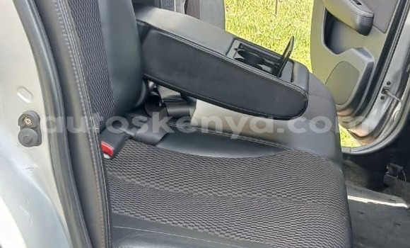 Oofamaa Nissan tiida Silver Makiinaa iti Kiambu keessatti Central Kenya keessatti Oofamaa Nissan tiida Silver Makiinaa iti Kiambu keessatti Central Kenya keessatti