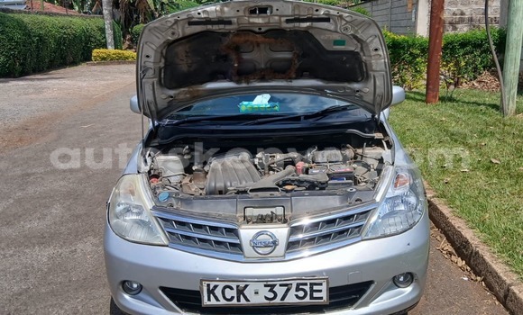 Oofamaa Nissan tiida Silver Makiinaa iti Kiambu keessatti Central Kenya keessatti Oofamaa Nissan tiida Silver Makiinaa iti Kiambu keessatti Central Kenya keessatti