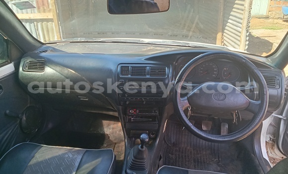 Oofamaa Toyota Corolla White Makiinaa iti Eldoret keessatti Rift Valley keessatti Oofamaa Toyota Corolla White Makiinaa iti Eldoret keessatti Rift Valley keessatti