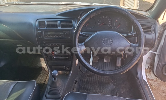 Oofamaa Toyota Corolla White Makiinaa iti Eldoret keessatti Rift Valley keessatti Oofamaa Toyota Corolla White Makiinaa iti Eldoret keessatti Rift Valley keessatti