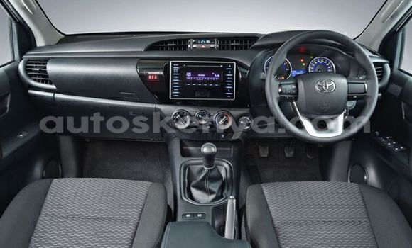 Oofamaa Toyota Hilux Silver Makiinaa iti Machakos keessatti Nairobi keessatti Oofamaa Toyota Hilux Silver Makiinaa iti Machakos keessatti Nairobi keessatti