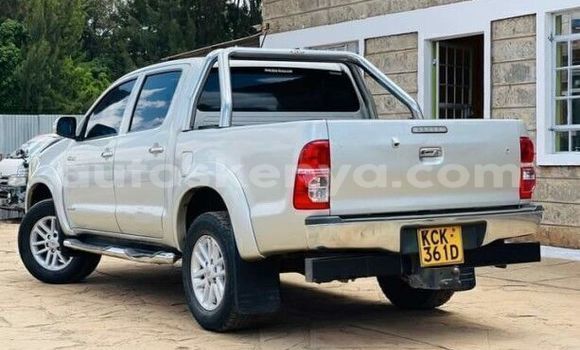 Oofamaa Toyota Hilux Silver Makiinaa iti Machakos keessatti Nairobi keessatti Oofamaa Toyota Hilux Silver Makiinaa iti Machakos keessatti Nairobi keessatti