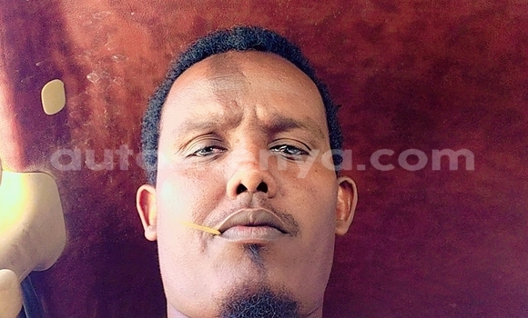 Nunua Ilio tumika Land Rover Defender Nyeupe Gari ndani ya Garissa nchini Kaskazini Mashariki mwa Kenya