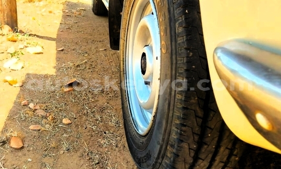 Oofamaa Peugeot 504 White Makiinaa iti Embu keessatti East Kenya keessatti Oofamaa Peugeot 504 White Makiinaa iti Embu keessatti East Kenya keessatti