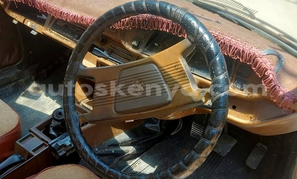 Oofamaa Peugeot 504 White Makiinaa iti Embu keessatti East Kenya keessatti Oofamaa Peugeot 504 White Makiinaa iti Embu keessatti East Kenya keessatti