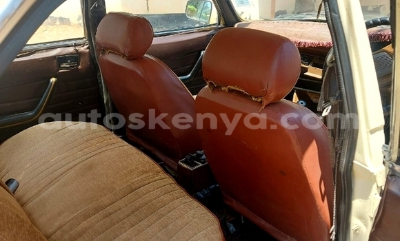 Oofamaa Peugeot 504 White Makiinaa iti Embu keessatti East Kenya keessatti Oofamaa Peugeot 504 White Makiinaa iti Embu keessatti East Kenya keessatti