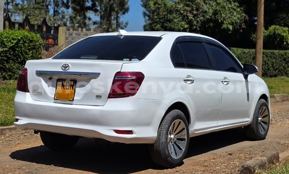 Oofamaa Toyota Axio White Makiinaa iti Nairobi keessatti Nairobi keessatti