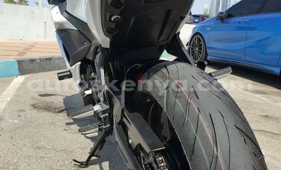 Oofamaa Kawasaki Ninja White Doqdoqqee iti Import - Dubai keessatti Central Kenya keessatti Oofamaa Kawasaki Ninja White Doqdoqqee iti Import - Dubai keessatti Central Kenya keessatti