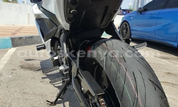 Oofamaa Kawasaki Ninja White Doqdoqqee iti Import - Dubai keessatti Central Kenya keessatti Oofamaa Kawasaki Ninja White Doqdoqqee iti Import - Dubai keessatti Central Kenya keessatti
