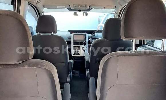 Oofamaa Toyota Noah White Makiinaa iti Machakos keessatti Nairobi keessatti Oofamaa Toyota Noah White Makiinaa iti Machakos keessatti Nairobi keessatti