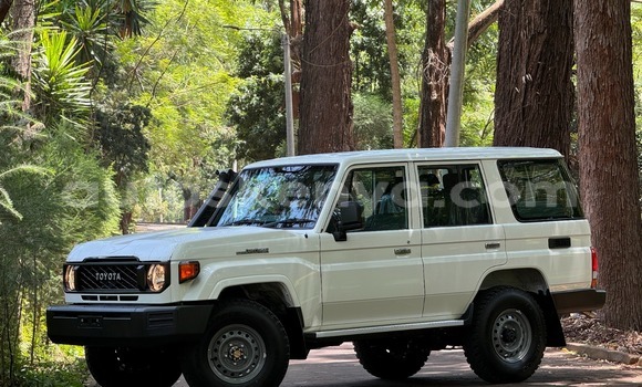 Buy New Toyota Land Cruiser White Car in Nairobi in Nairobi Buy New Toyota Land Cruiser White Car in Nairobi in Nairobi