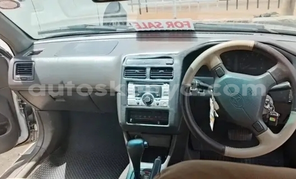 Oofamaa Toyota Premio White Makiinaa iti Changamwe keessatti Coast keessatti