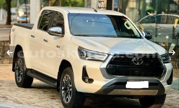 Buy Used Toyota Hilux White Car in Nairobi in Nairobi