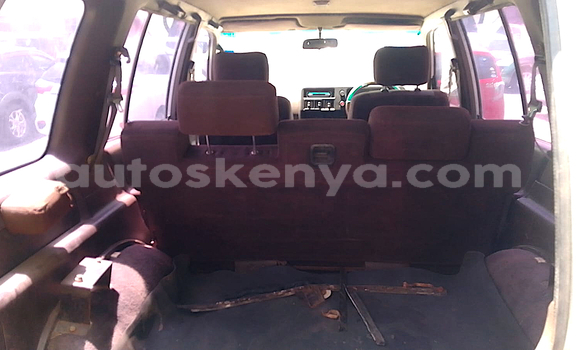 Oofamaa Isuzu Trooper White Makiinaa iti Nairobi keessatti Nairobi keessatti Oofamaa Isuzu Trooper White Makiinaa iti Nairobi keessatti Nairobi keessatti