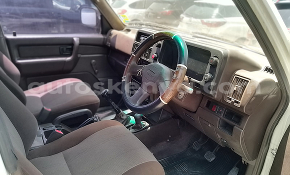 Oofamaa Isuzu Trooper White Makiinaa iti Nairobi keessatti Nairobi keessatti Oofamaa Isuzu Trooper White Makiinaa iti Nairobi keessatti Nairobi keessatti