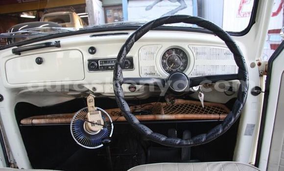 Oofamaa Volkswagen Beetle White Makiinaa iti Machakos keessatti Nairobi keessatti Oofamaa Volkswagen Beetle White Makiinaa iti Machakos keessatti Nairobi keessatti