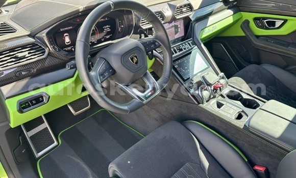Oofamaa Lamborghini Urus Green Makiinaa iti Bura keessatti Northeast Kenya keessatti Oofamaa Lamborghini Urus Green Makiinaa iti Bura keessatti Northeast Kenya keessatti