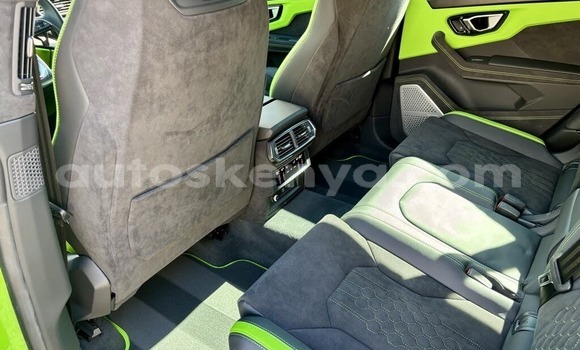 Oofamaa Lamborghini Urus Green Makiinaa iti Bura keessatti Northeast Kenya keessatti Oofamaa Lamborghini Urus Green Makiinaa iti Bura keessatti Northeast Kenya keessatti