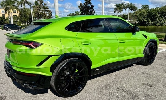 Oofamaa Lamborghini Urus Green Makiinaa iti Bura keessatti Northeast Kenya keessatti Oofamaa Lamborghini Urus Green Makiinaa iti Bura keessatti Northeast Kenya keessatti