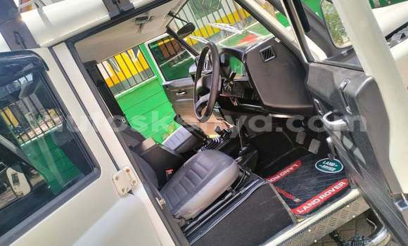 Buy Used Land Rover Defender White Car in Machakos in Nairobi Buy Used Land Rover Defender White Car in Machakos in Nairobi