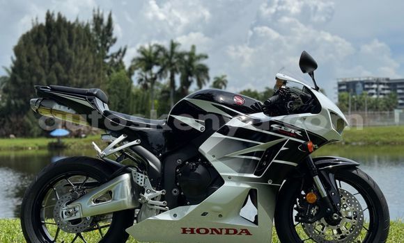 Nunua Ilio tumika Honda CBR Nyeusi Bike ndani ya Bungoma nchini West Kenya Nunua Ilio tumika Honda CBR Nyeusi Bike ndani ya Bungoma nchini West Kenya