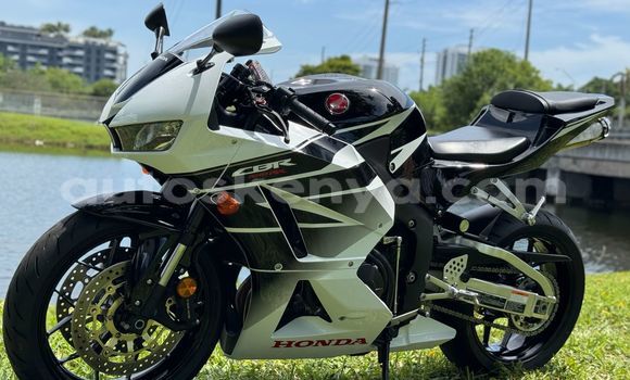 Nunua Ilio tumika Honda CBR Nyeusi Bike ndani ya Bungoma nchini West Kenya Nunua Ilio tumika Honda CBR Nyeusi Bike ndani ya Bungoma nchini West Kenya