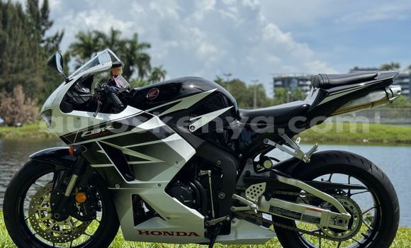 Nunua Ilio tumika Honda CBR Nyeusi Bike ndani ya Bungoma nchini West Kenya Nunua Ilio tumika Honda CBR Nyeusi Bike ndani ya Bungoma nchini West Kenya