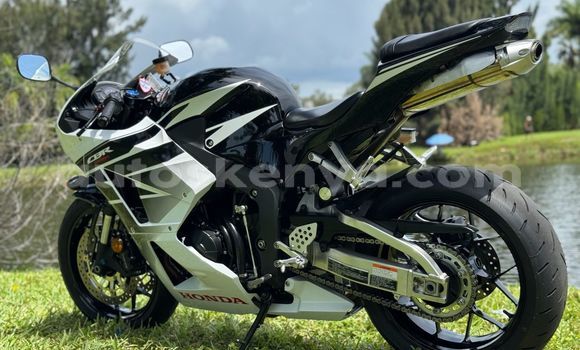 Nunua Ilio tumika Honda CBR Nyeusi Bike ndani ya Bungoma nchini West Kenya Nunua Ilio tumika Honda CBR Nyeusi Bike ndani ya Bungoma nchini West Kenya