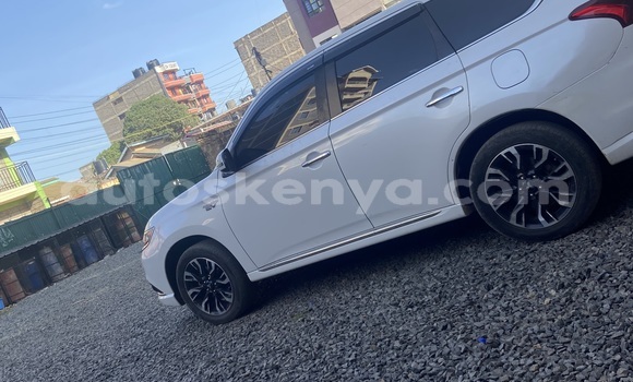 Nunua Ilio tumika Mitsubishi Outlander Nyeupe Gari ndani ya Nairobi nchini Nairobi Nunua Ilio tumika Mitsubishi Outlander Nyeupe Gari ndani ya Nairobi nchini Nairobi