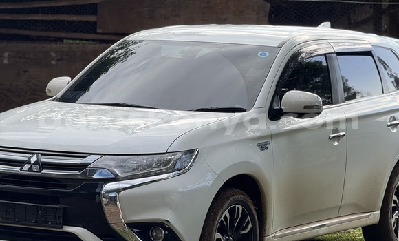 Nunua Ilio tumika Mitsubishi Outlander Nyeupe Gari ndani ya Nairobi nchini Nairobi Nunua Ilio tumika Mitsubishi Outlander Nyeupe Gari ndani ya Nairobi nchini Nairobi