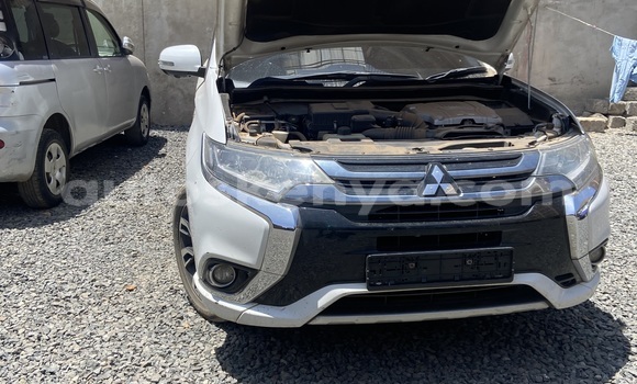 Nunua Ilio tumika Mitsubishi Outlander Nyeupe Gari ndani ya Nairobi nchini Nairobi Nunua Ilio tumika Mitsubishi Outlander Nyeupe Gari ndani ya Nairobi nchini Nairobi