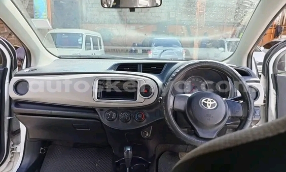 Oofamaa Toyota Vitz White Makiinaa iti Nairobi keessatti Nairobi keessatti Oofamaa Toyota Vitz White Makiinaa iti Nairobi keessatti Nairobi keessatti