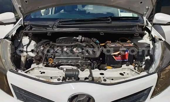 Oofamaa Toyota Vitz White Makiinaa iti Nairobi keessatti Nairobi keessatti Oofamaa Toyota Vitz White Makiinaa iti Nairobi keessatti Nairobi keessatti