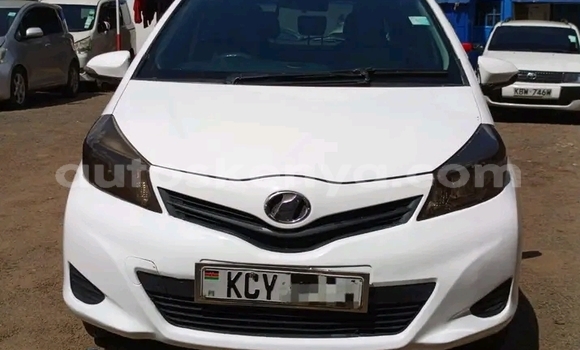 Oofamaa Toyota Vitz White Makiinaa iti Nairobi keessatti Nairobi keessatti Oofamaa Toyota Vitz White Makiinaa iti Nairobi keessatti Nairobi keessatti