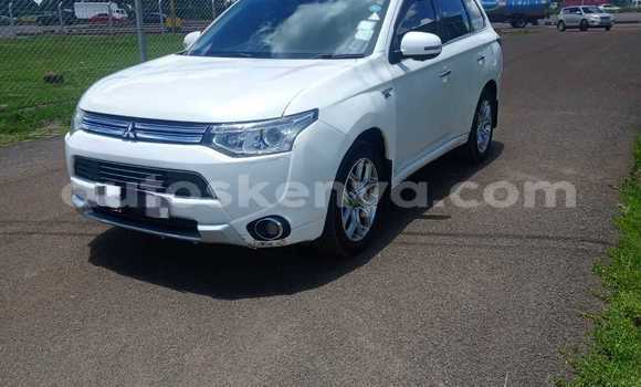 Oofamaa Mitsubishi Outlander White Makiinaa iti Nairobi keessatti Nairobi keessatti Oofamaa Mitsubishi Outlander White Makiinaa iti Nairobi keessatti Nairobi keessatti