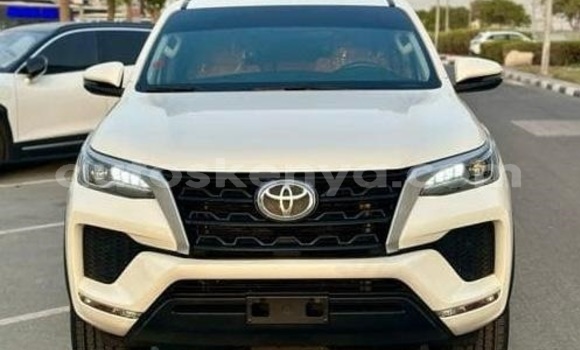 Oofamaa Toyota Fortuner White Makiinaa iti Nairobi keessatti Nairobi keessatti Oofamaa Toyota Fortuner White Makiinaa iti Nairobi keessatti Nairobi keessatti