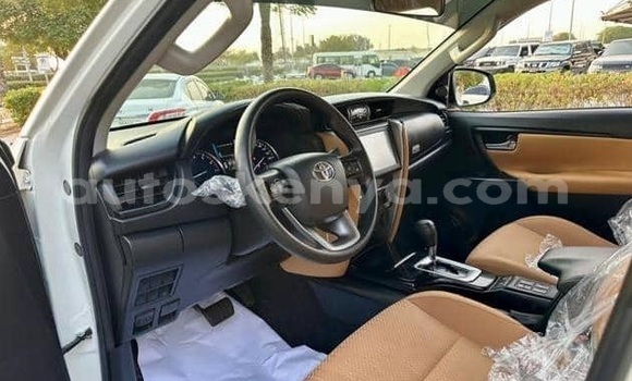 Oofamaa Toyota Fortuner White Makiinaa iti Nairobi keessatti Nairobi keessatti Oofamaa Toyota Fortuner White Makiinaa iti Nairobi keessatti Nairobi keessatti