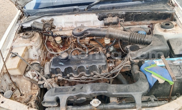 Nunua Ilio tumika Hyundai Accent Nyeupe Gari ndani ya Eldoret nchini Bonde la Ufafanuzi Nunua Ilio tumika Hyundai Accent Nyeupe Gari ndani ya Eldoret nchini Bonde la Ufafanuzi