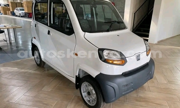 Haaraa Bajaj Qute White Makiinaa iti Chuka keessatti East Kenya keessatti