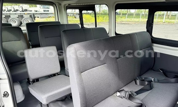 Oofamaa Toyota HiAce White Netiree iti Mombasa keessatti Coastal Kenya keessatti Oofamaa Toyota HiAce White Netiree iti Mombasa keessatti Coastal Kenya keessatti