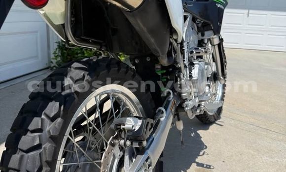 Oofamaa Kawasaki KLX Green Doqdoqqee iti Mombasa keessatti Coastal Kenya keessatti Oofamaa Kawasaki KLX Green Doqdoqqee iti Mombasa keessatti Coastal Kenya keessatti